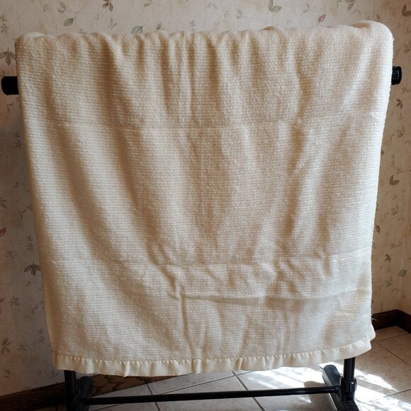 Vintage Acrylic Blanket Twin 66"x 86" Waffle Weave Ivory Satin Trim Reversible - Picture 7 of 8
